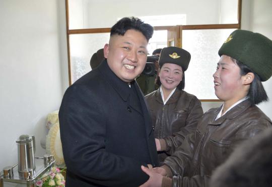 Wajah sumringah Kim Jong Un dikelilingi tentara wanita