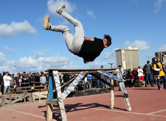 Aksi parkour ekstrem para pemuda Libya