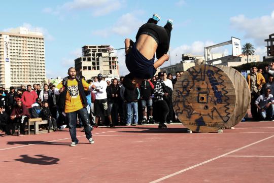 Aksi parkour ekstrem para pemuda Libya