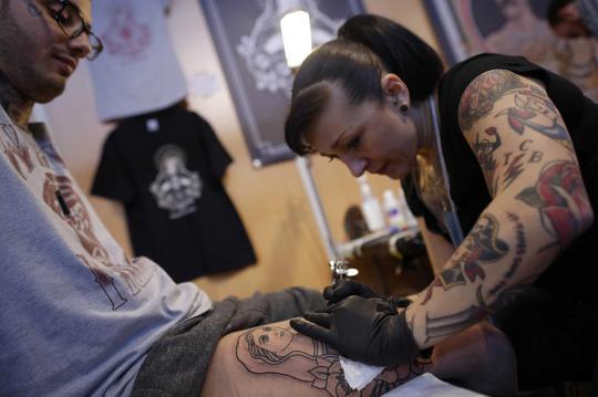 Kemeriahan festival tato Mondial du Tatouage di Paris