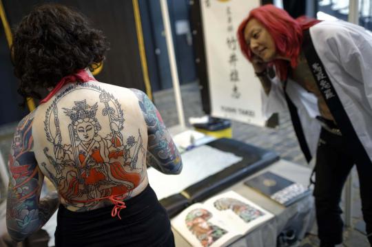 Kemeriahan festival tato Mondial du Tatouage di Paris