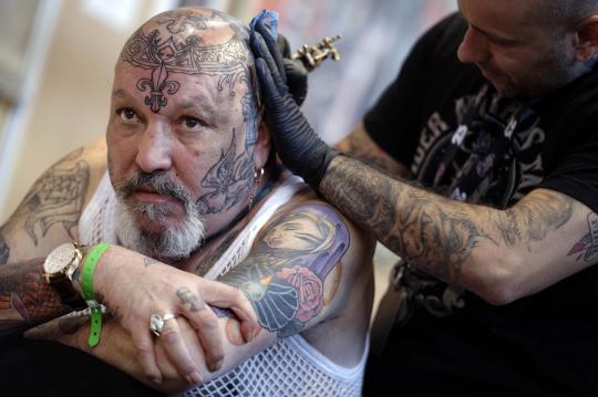 Kemeriahan festival tato Mondial du Tatouage di Paris