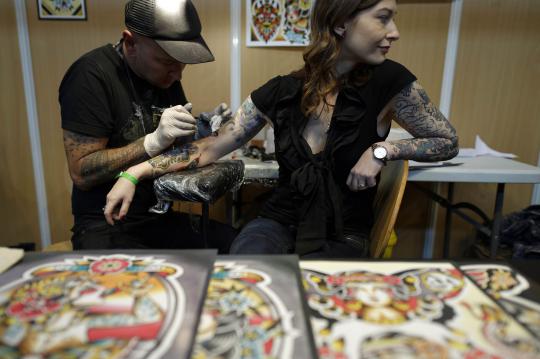 Kemeriahan festival tato Mondial du Tatouage di Paris