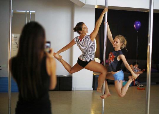 Mengintip wanita seksi Australia latihan pole dance