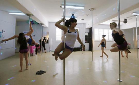 Mengintip wanita seksi Australia latihan pole dance
