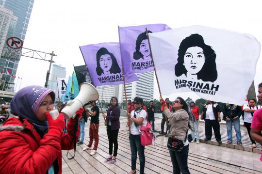 Puluhan buruh wanita kibarkan bendera Marsinah di Bundaran HI