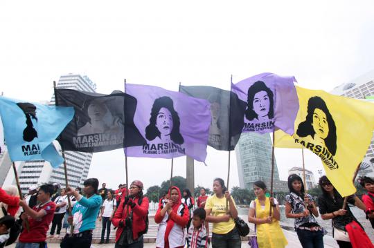 Puluhan buruh wanita kibarkan bendera Marsinah di Bundaran HI