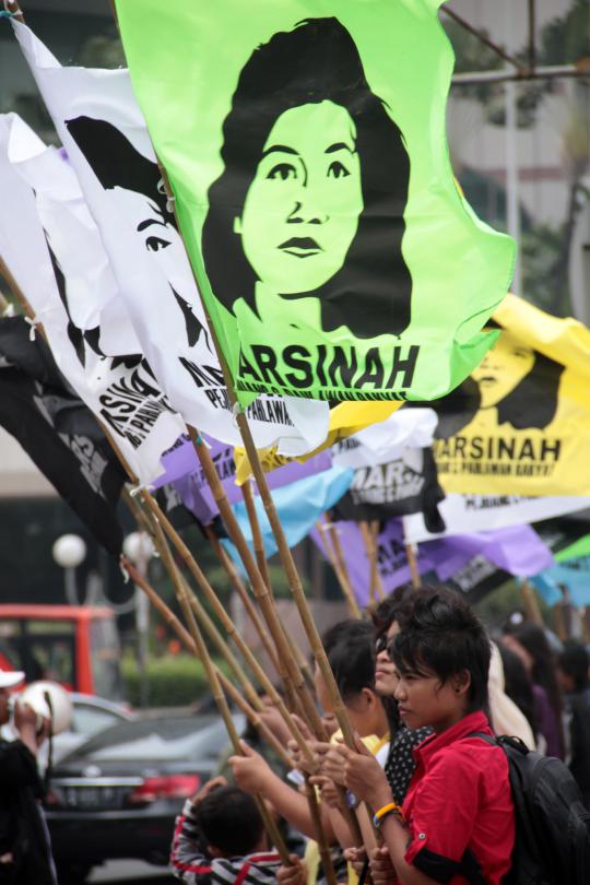 Puluhan buruh wanita kibarkan bendera Marsinah di Bundaran HI