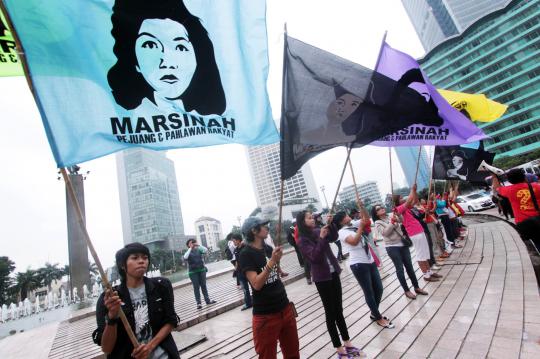 Puluhan buruh wanita kibarkan bendera Marsinah di Bundaran HI