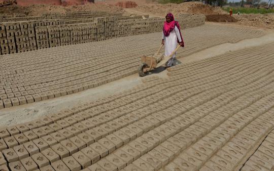 Kisah wanita Pakistan jadi kuli batu bata demi hidupi 4 anak
