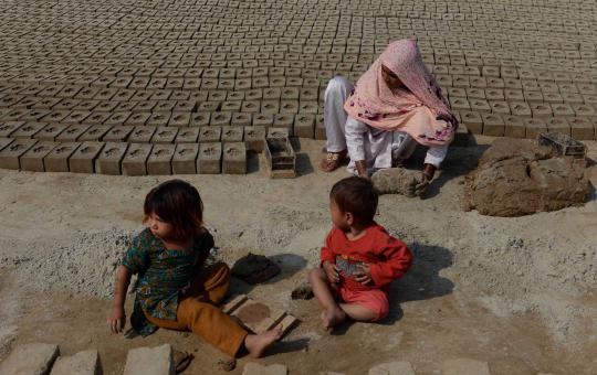 Kisah wanita Pakistan jadi kuli batu bata demi hidupi 4 anak