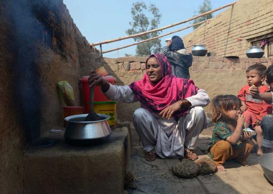 Kisah wanita Pakistan jadi kuli batu bata demi hidupi 4 anak