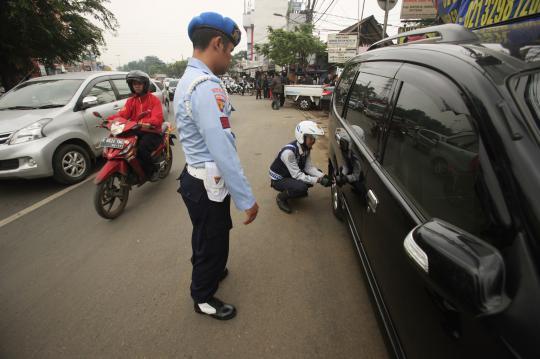 'Operasi Lintas Jaya', Dishub cabuti pentil mobil parkir liar