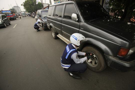 'Operasi Lintas Jaya', Dishub cabuti pentil mobil parkir liar