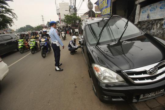 'Operasi Lintas Jaya', Dishub cabuti pentil mobil parkir liar