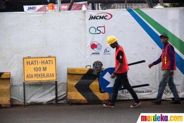 Foto Melihat pembangunan MRT  di Jalan Panglima Polim 