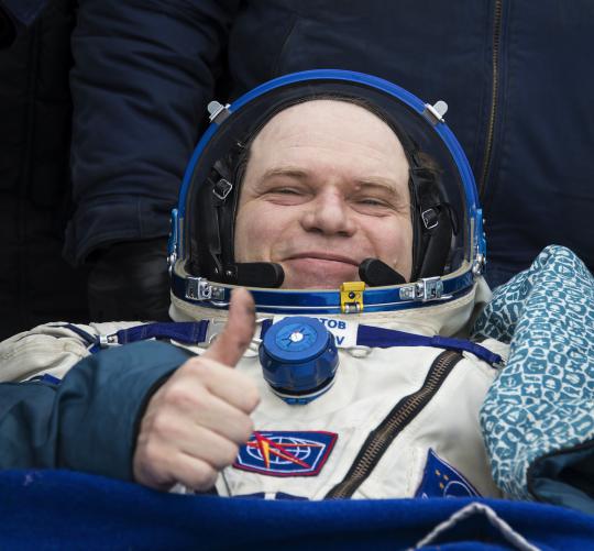 Di tengah cuaca ekstrem, tiga astronot mendarat selamat ke Bumi