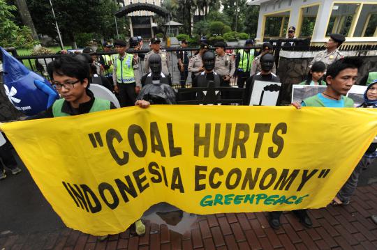 Aksi damai Greenpeace di depan Kantor Kemenko Perekonomian