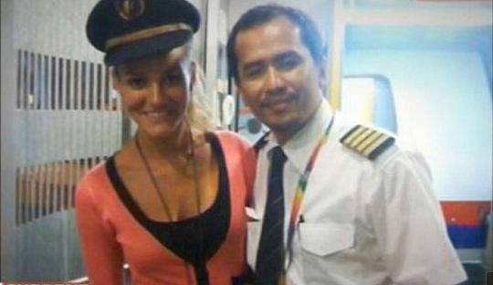 Ini co-pilot Malaysia Airlines yang bawa dua wanita ke kokpit