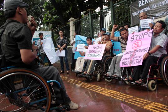 Protes syarat SNMPTN, penyandang disabilitas demo di Kemendikbud