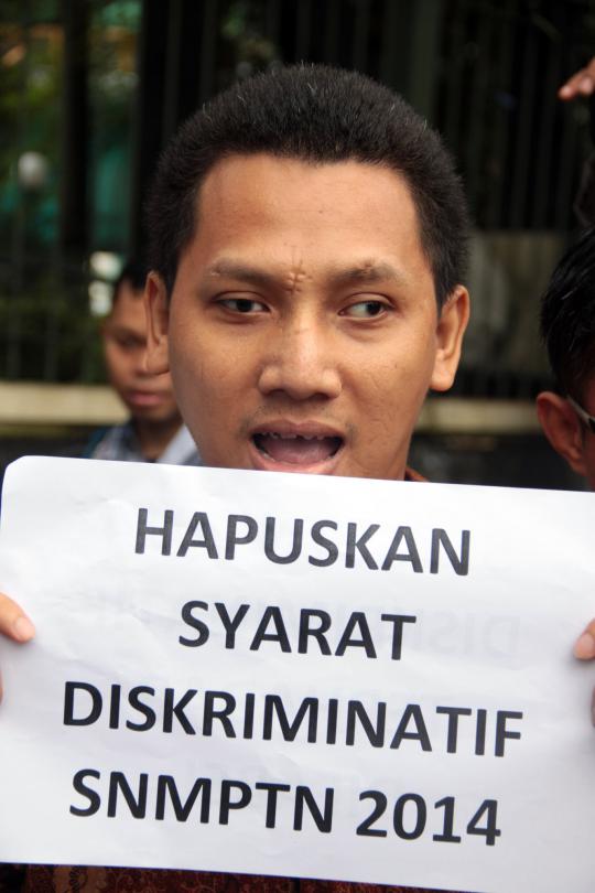 Protes syarat SNMPTN, penyandang disabilitas demo di Kemendikbud