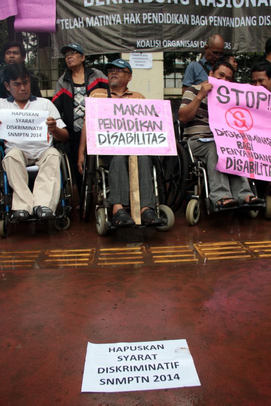 Protes syarat SNMPTN, penyandang disabilitas demo di Kemendikbud