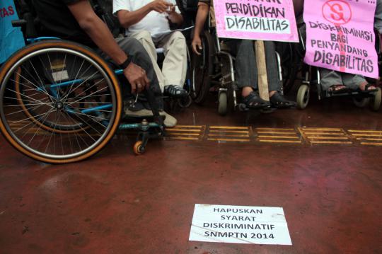 Protes syarat SNMPTN, penyandang disabilitas demo di Kemendikbud