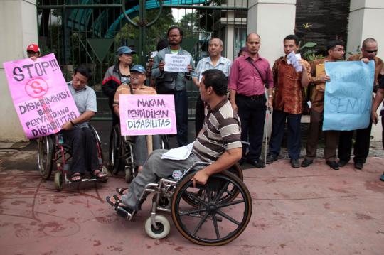 Protes syarat SNMPTN, penyandang disabilitas demo di Kemendikbud