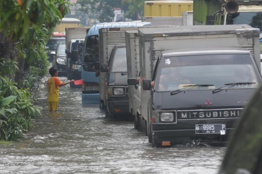 Dilanda banjir pasang, Jalan Kramat Jaya terendam air 50 cm