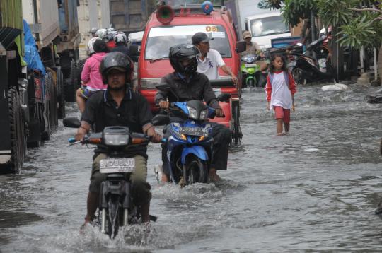 Dilanda banjir pasang, Jalan Kramat Jaya terendam air 50 cm