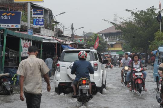 Dilanda banjir pasang, Jalan Kramat Jaya terendam air 50 cm