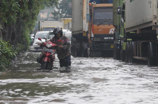 Dilanda banjir pasang, Jalan Kramat Jaya terendam air 50 cm