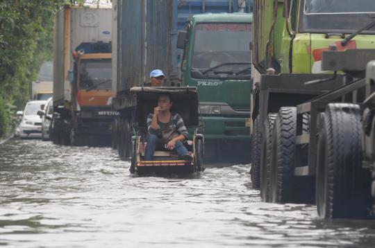 Dilanda banjir pasang, Jalan Kramat Jaya terendam air 50 cm