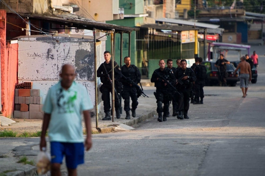 Aksi menegangkan polisi militer Brasil memburu geng narkoba