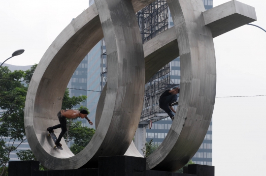 Adu nyali dua pemain skateboard berseluncur di Tugu Angkatan 66