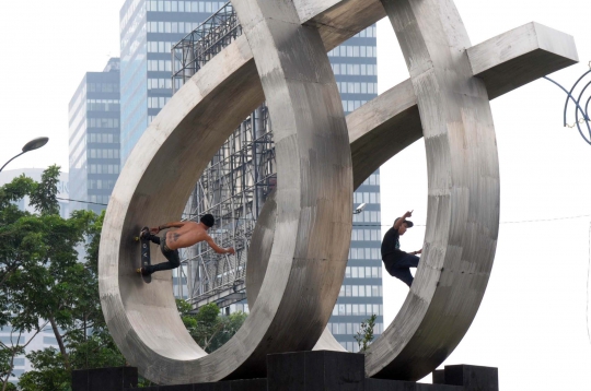 Adu nyali dua pemain skateboard berseluncur di Tugu Angkatan 66