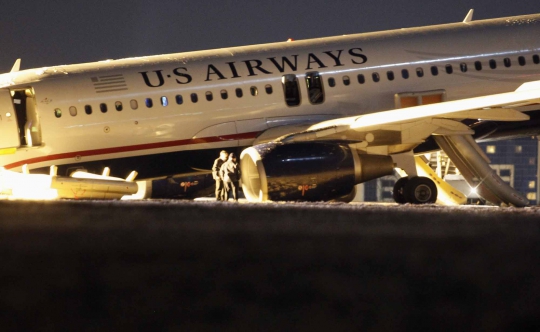 Pecah ban, pesawat US Airways cium landasan Bandara Philadelphia