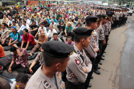 Ratusan pegawai negeri honorer jumatan di depan Gedung DPR