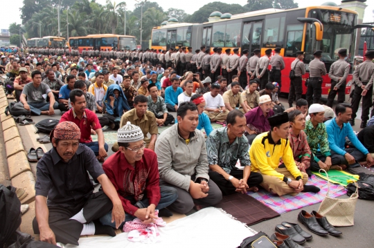 Ratusan pegawai negeri honorer jumatan di depan Gedung DPR