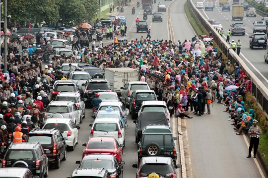 Ratusan pegawai negeri honorer jumatan di depan Gedung DPR