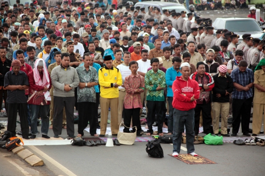 Ratusan pegawai negeri honorer jumatan di depan Gedung DPR