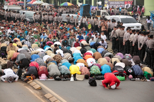 Ratusan pegawai negeri honorer jumatan di depan Gedung DPR