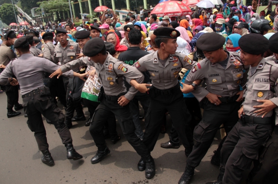 Aksi saling dorong hiasi demo pegawai honorer di Gedung DPR