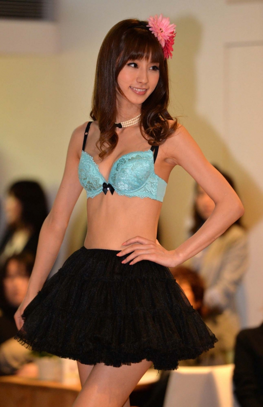 Seksinya model Jepang pamerkan bikini koleksi terbaru San-ai