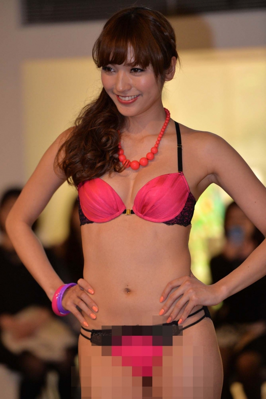 Seksinya model Jepang pamerkan bikini koleksi terbaru San-ai