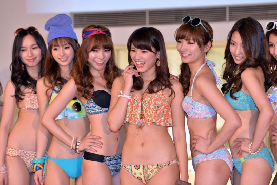 Seksinya model Jepang pamerkan bikini koleksi terbaru San-ai