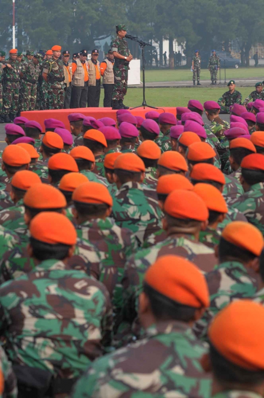 Apel kesiapan 1.800 pasukan TNI sebelum diterbangkan ke Riau