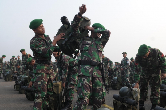 Apel kesiapan 1.800 pasukan TNI sebelum diterbangkan ke Riau