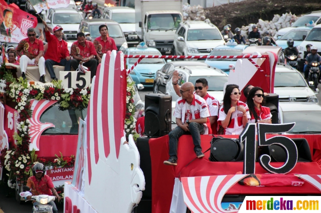 Potret : Kemeriahan pawai mobil hias Parpol awali kampanye 