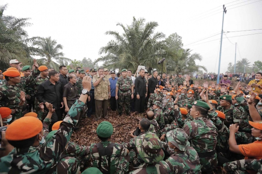 Tinjau hutan di Riau, SBY beri waktu tiga pekan atasi kabut asap